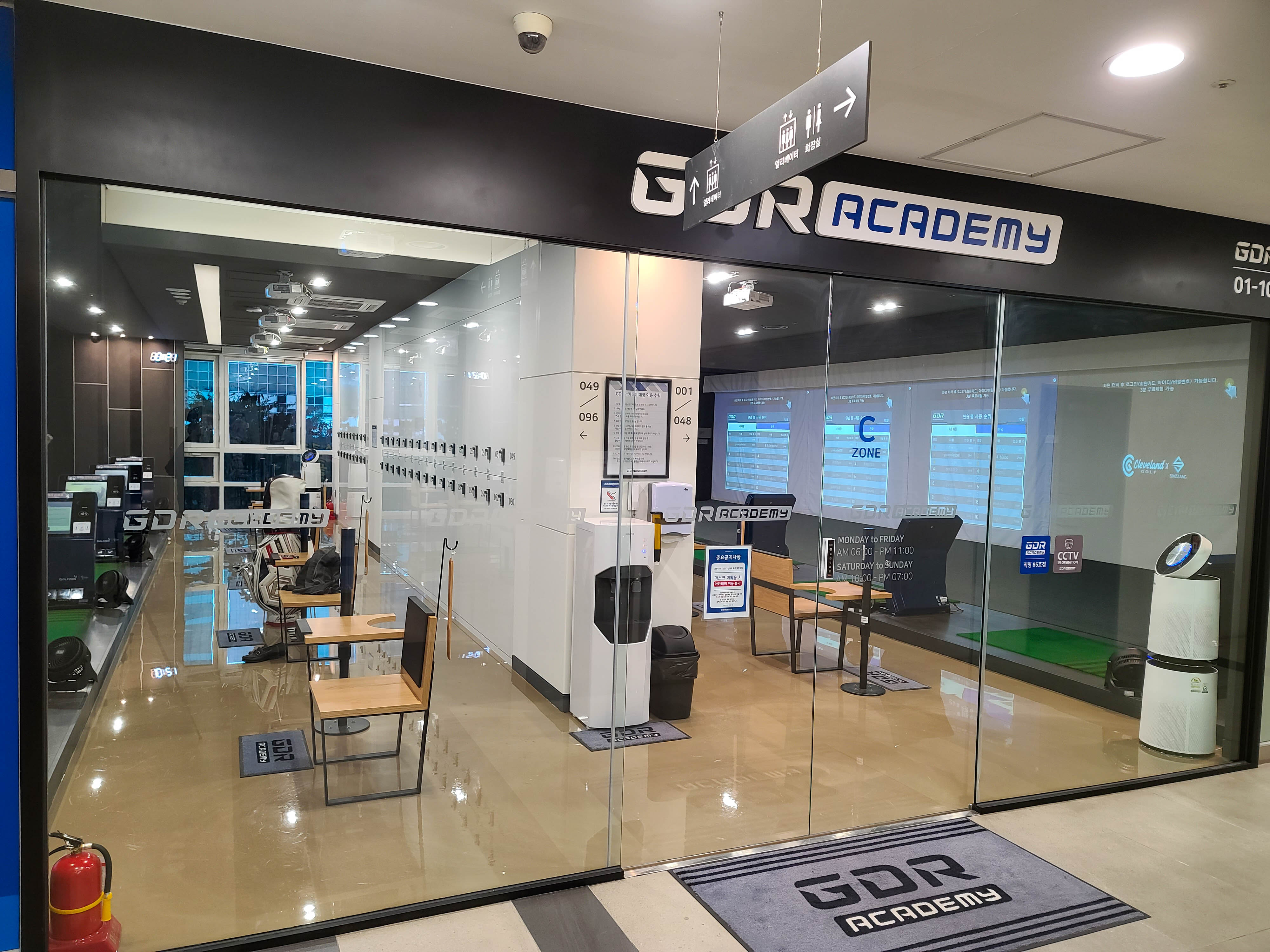 입구 유리문 안쪽에 C ZONE 안내가 걸려 있습니다. 타석이 구역으로 나뉘어 있다는 뜻이고, 월패드가 두 대인 이유이기도 합니다.