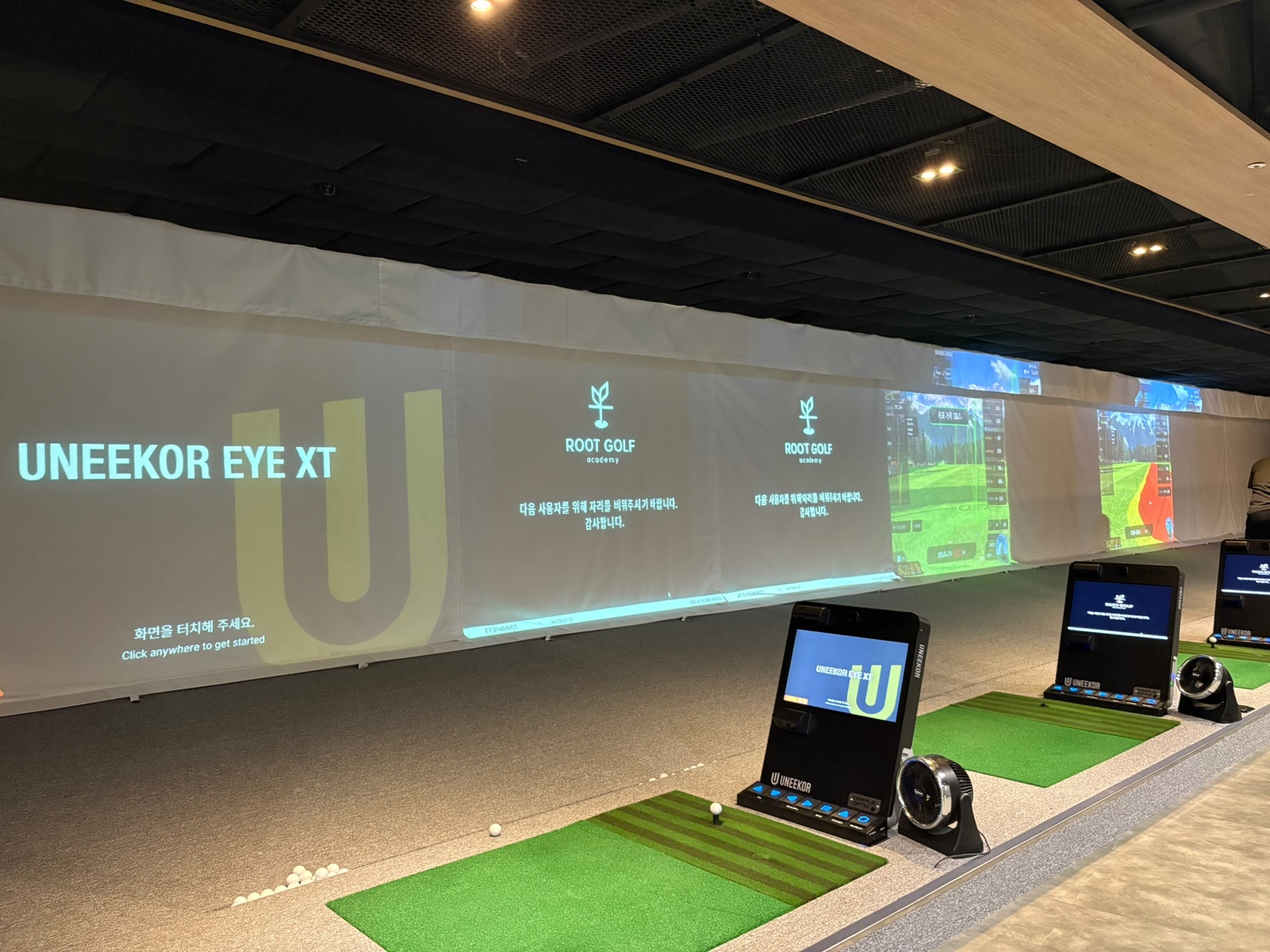 타석열. 스크린에 UNEEKOR EYE XT 와 화면을 터치해 주세요, 옆 화면에는 다음 사용자를 위해 자리를 비워달라는 안내가 떠 있습니다.