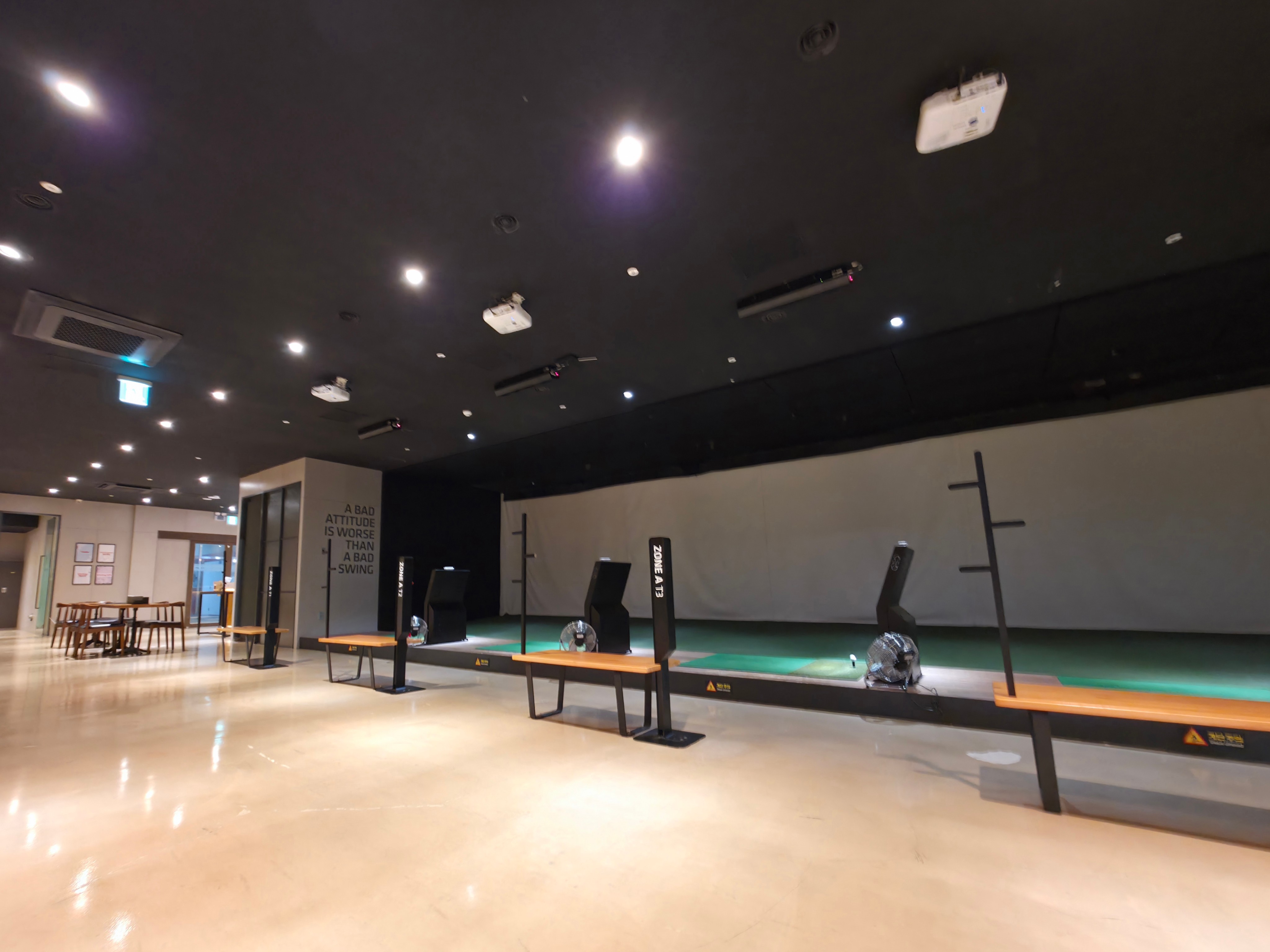 다른 구역 타석열. 벽에 A BAD ATTITUDE IS WORSE THAN A BAD SWING 문구가 적힐 있습니다.