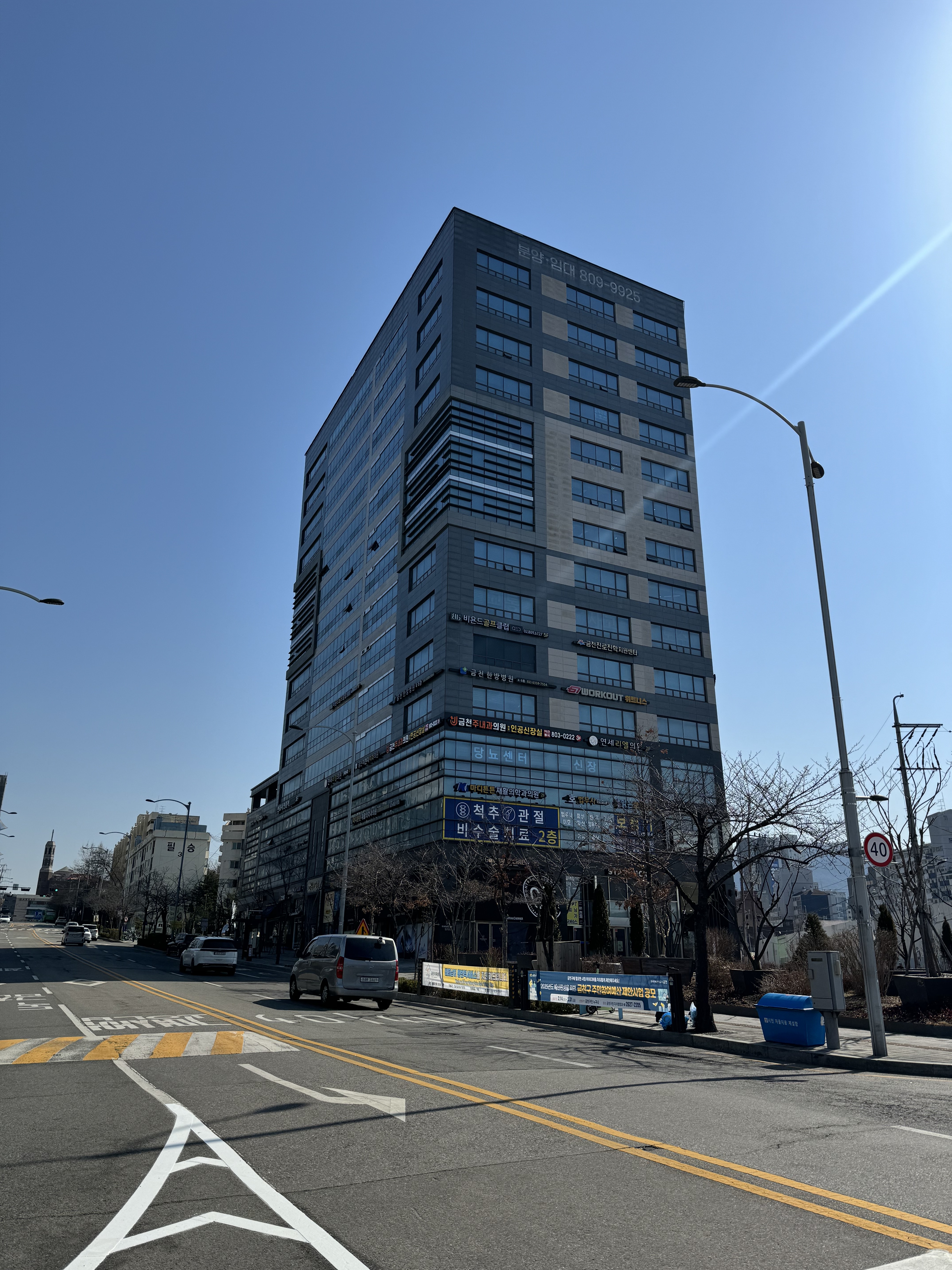 건물 외관. 여러 임차인이 들어선 상가 건물이고 5층에 비욘드골프클럽 간판이 보입니다.